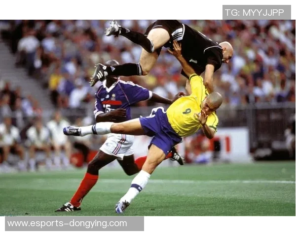 足球巨星激情握拳庆祝瞬间展示拼搏精神与胜利决心